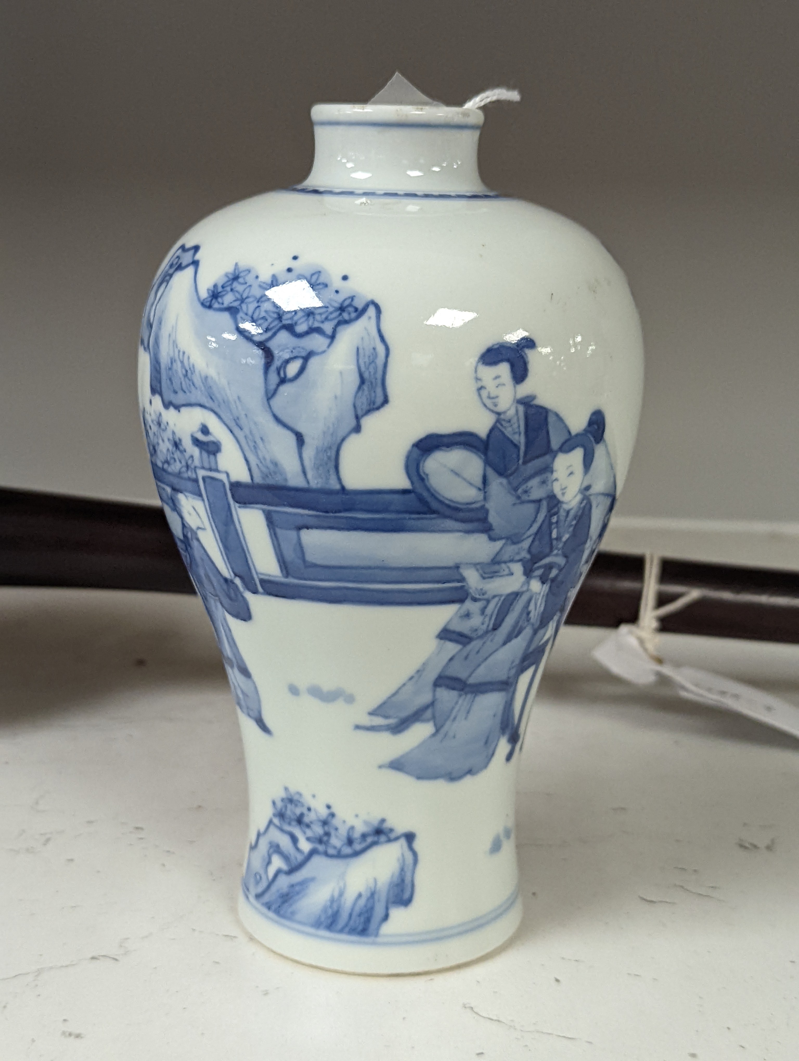 A Chinese blue and white Meiping 17cm